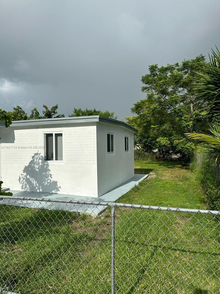 429 Southwest 7th Avenue Homestead, FL 33030 - Photo 15 of 16 a house with green field