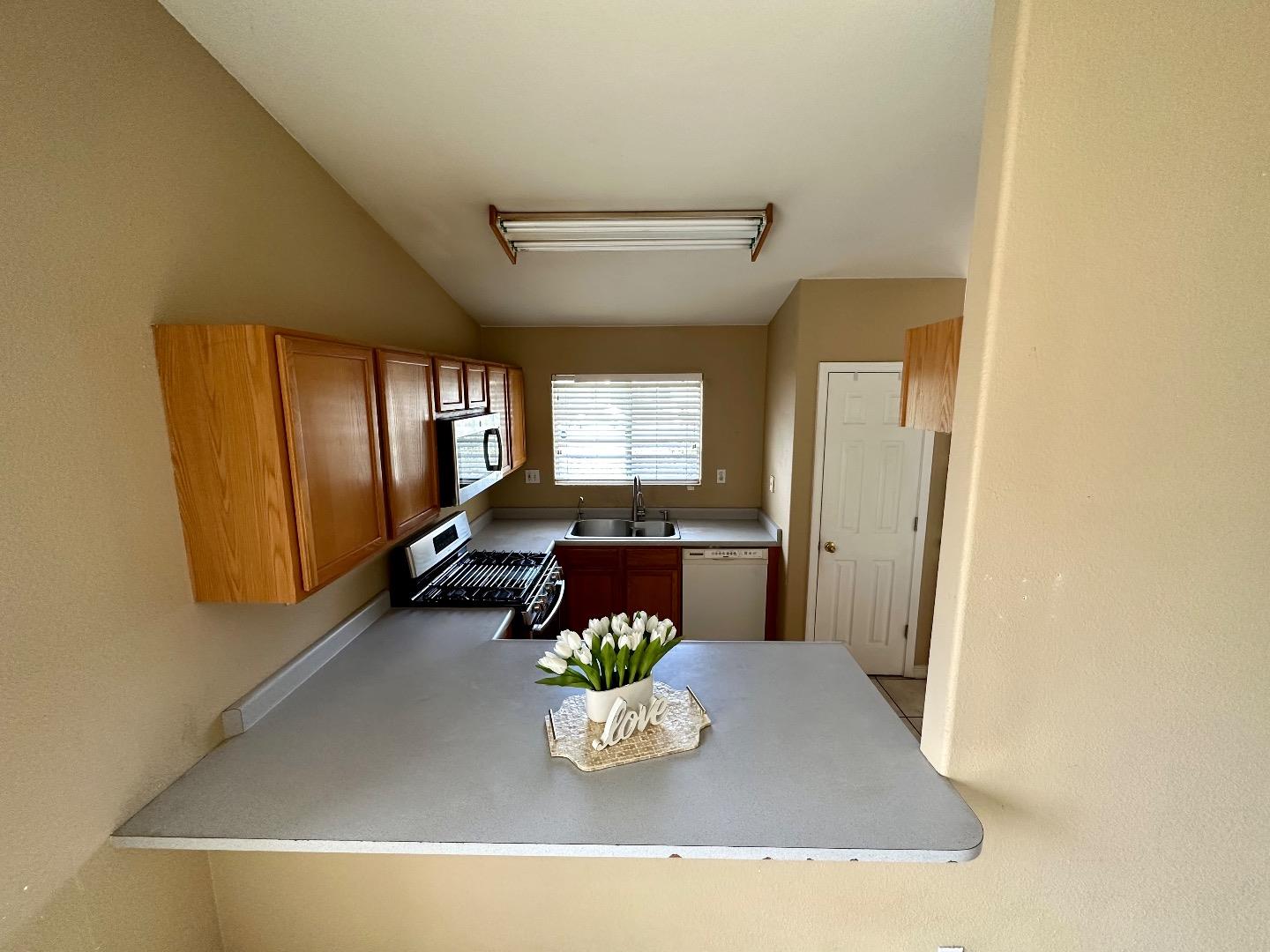 1060 Viewpointe Street Soledad, CA 93960 - Photo 4 of 11 a dining room with furniture and window
