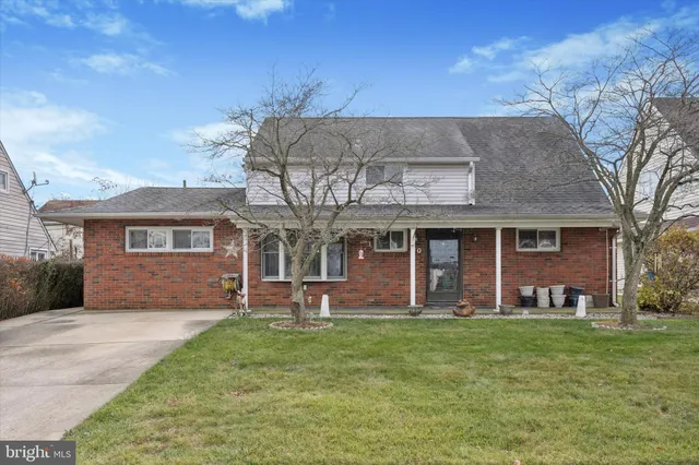 $330,000 | 30 Whitewood Drive, Levittown, PA 19057