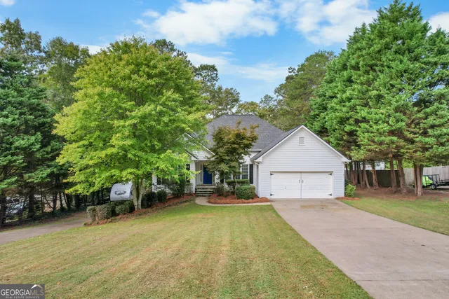 a view of a yard in front of house