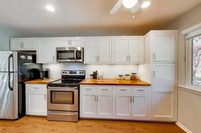 $450,000 | 9 Wildwood Court, Unit D, Williams Bay, WI 53191