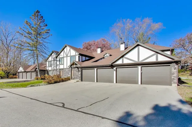 $450,000 | 9 Wildwood Court, Unit D, Williams Bay, WI 53191