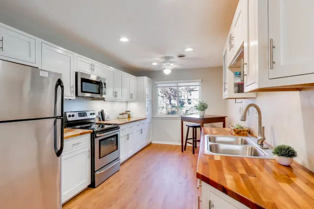 $450,000 | 9 Wildwood Court, Unit D, Williams Bay, WI 53191