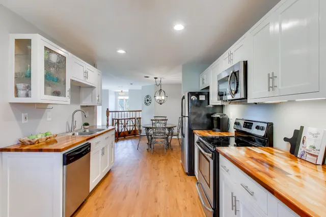 $450,000 | 9 Wildwood Court, Unit D, Williams Bay, WI 53191