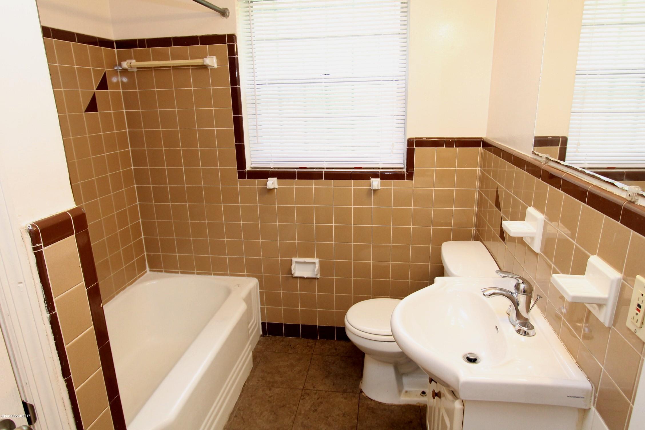 2509 Gulfstream Road, Unit 1 Orlando, FL 32805 - Photo 27 of 48 Guest bathroom