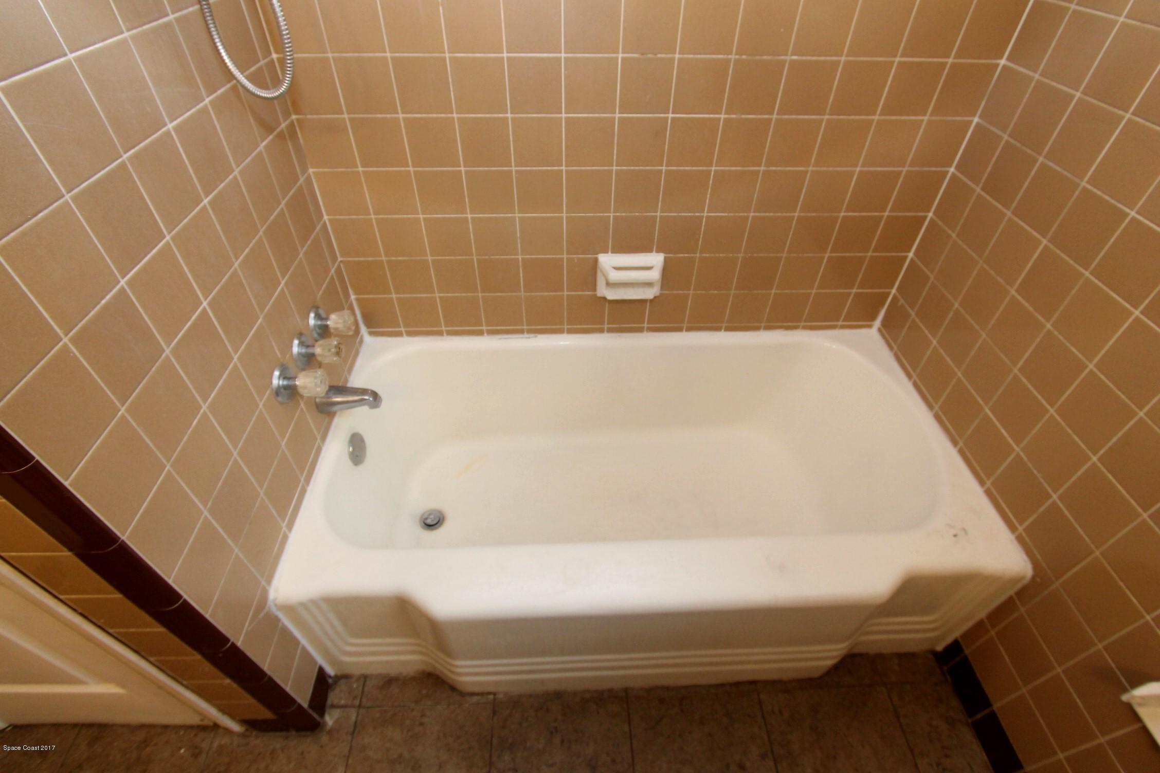2509 Gulfstream Road, Unit 1 Orlando, FL 32805 - Photo 28 of 48 Guest bathroom