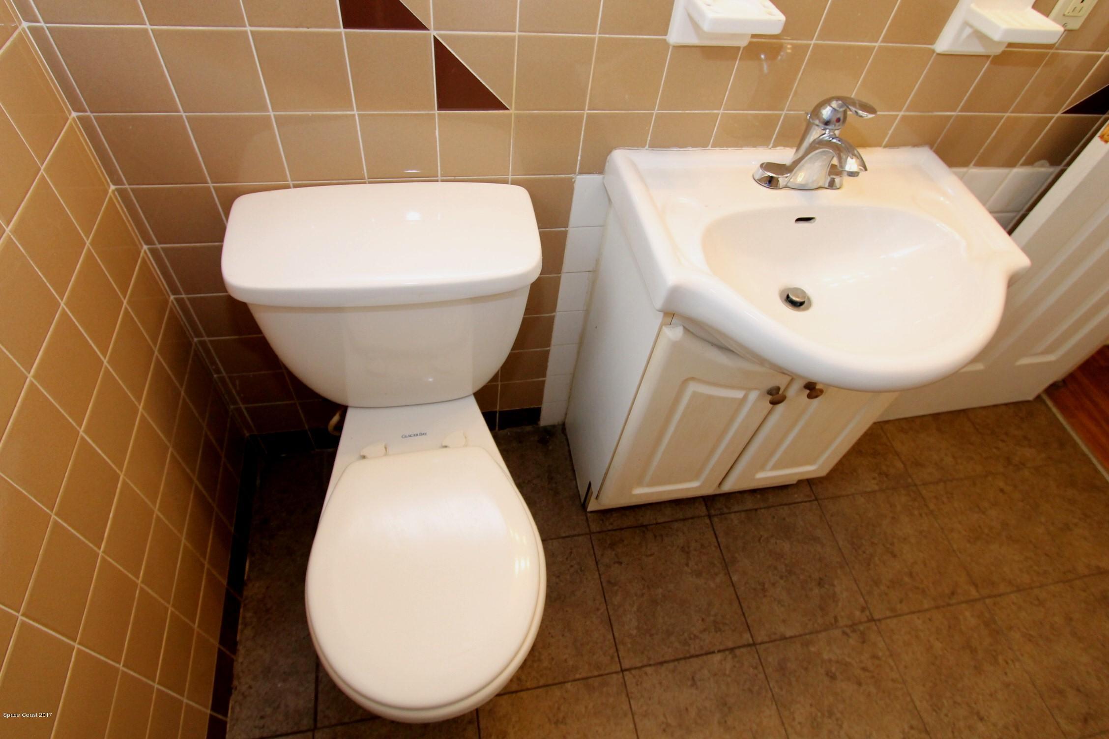 2509 Gulfstream Road, Unit 1 Orlando, FL 32805 - Photo 29 of 48 Guest bathroom