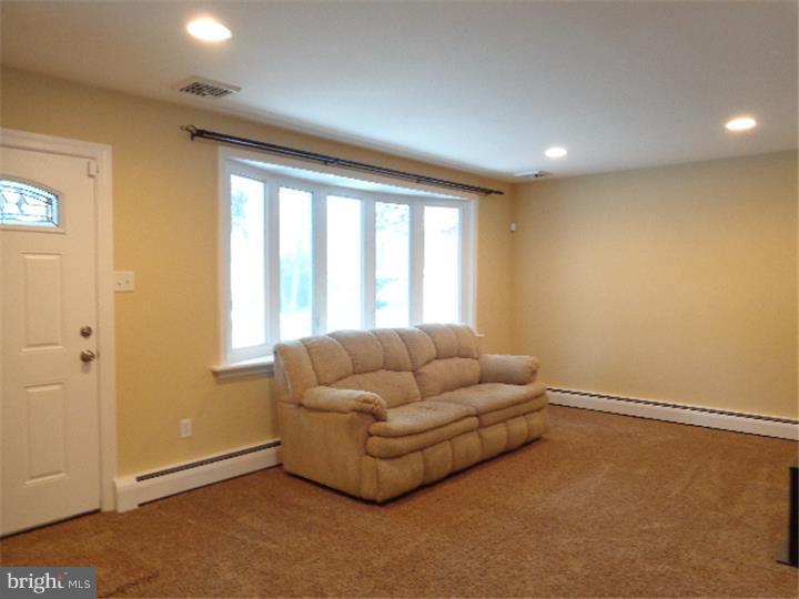 30 Chestnut Road Southampton, PA 18966 - Photo 3 of 25 Living Room