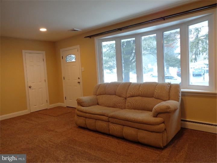 30 Chestnut Road Southampton, PA 18966 - Photo 4 of 25 Living Room
