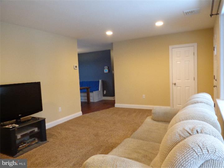 30 Chestnut Road Southampton, PA 18966 - Photo 5 of 25 Living Room