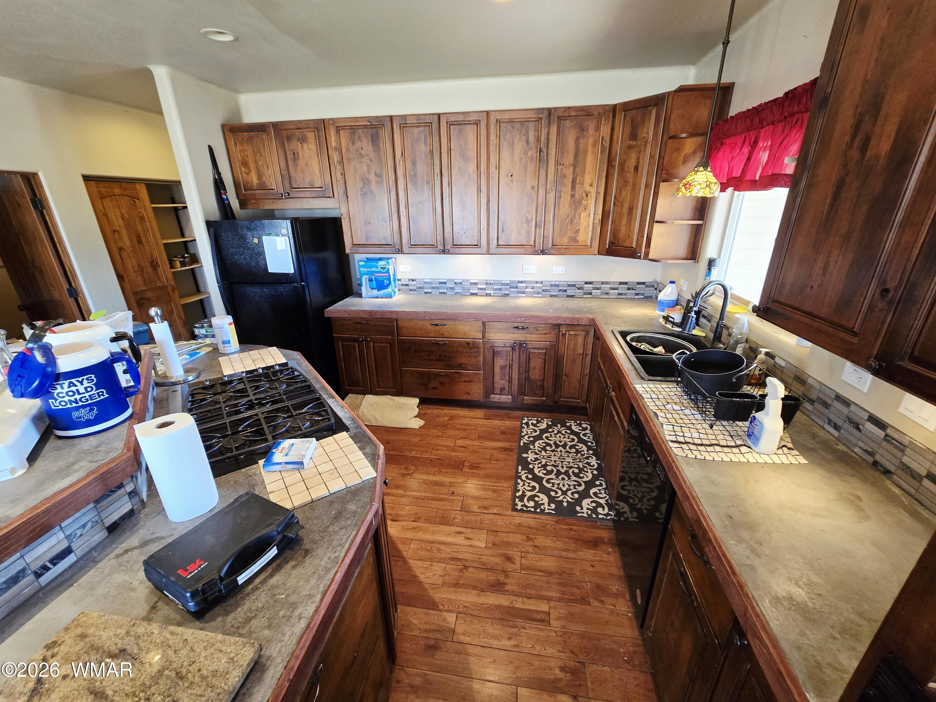 9046 Miller Trail Snowflake, AZ 85937 - Photo 7 of 34 a kitchen with stainless steel appliances granite countertop a sink stove and refrigerator