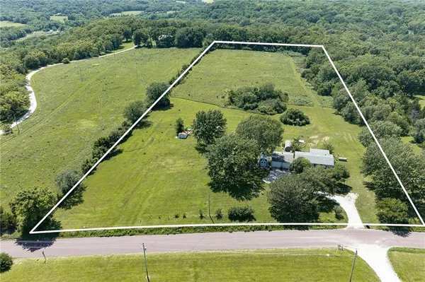 $389,950 | 20701 219th Street, Tonganoxie, KS 66086