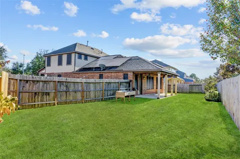 a view of an house with backyard and swimming pool