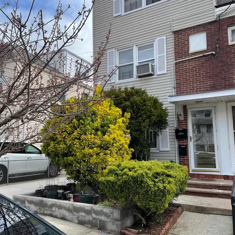 $1,650 | 16 Kelly Parkway, Unit 1, Bayonne, NJ 07002