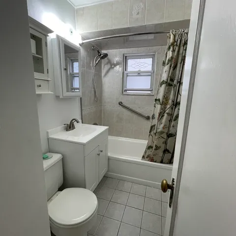 $1,650 | 16 Kelly Parkway, Unit 1, Bayonne, NJ 07002