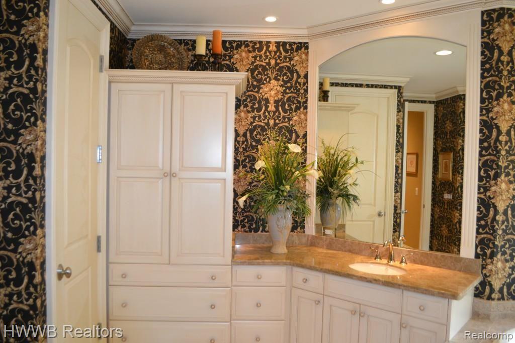 5555 North Livernois Road Rochester, MI 48306 - Photo 30 of 99 Master Bathroom