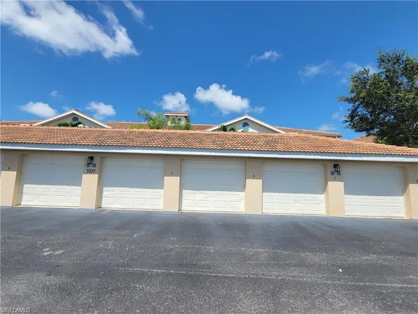 $2,500 | 3037 Driftwood Way, Unit 3505, Naples, FL 34109