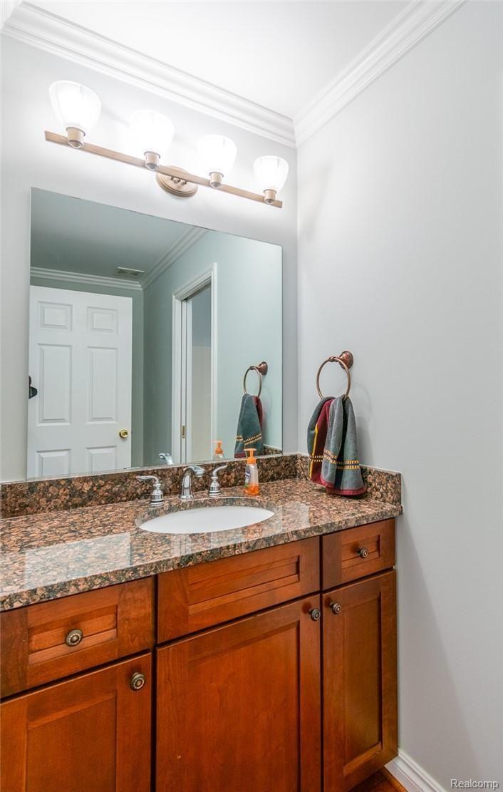 31501 Evergreen Road Franklin, MI 48025 - Photo 19 of 52 Main floor bath with shower
