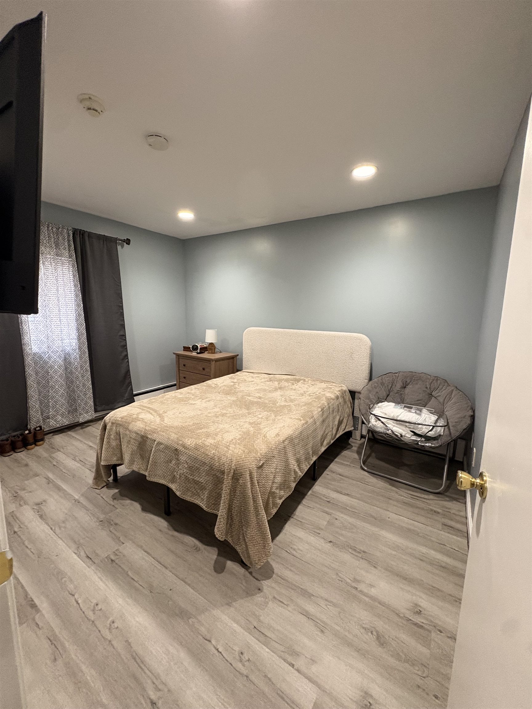 32 Franklin Street, Unit 2 Hackensack, NJ 07601 - Photo 6 of 13 a spacious bedroom with a bed and a couch