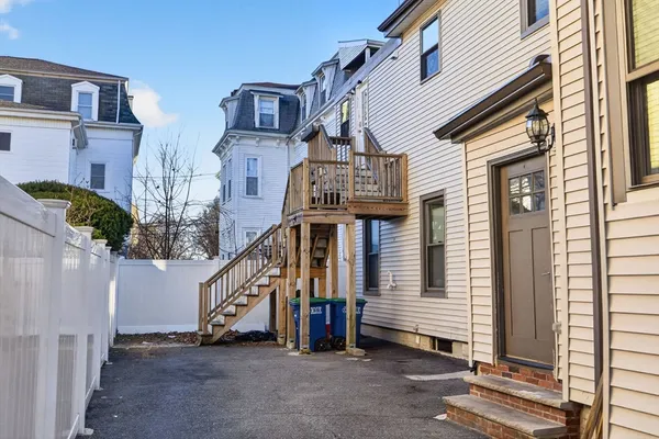$3,500 | 20 Arlington Street, Unit 4, Somerville, MA 02145