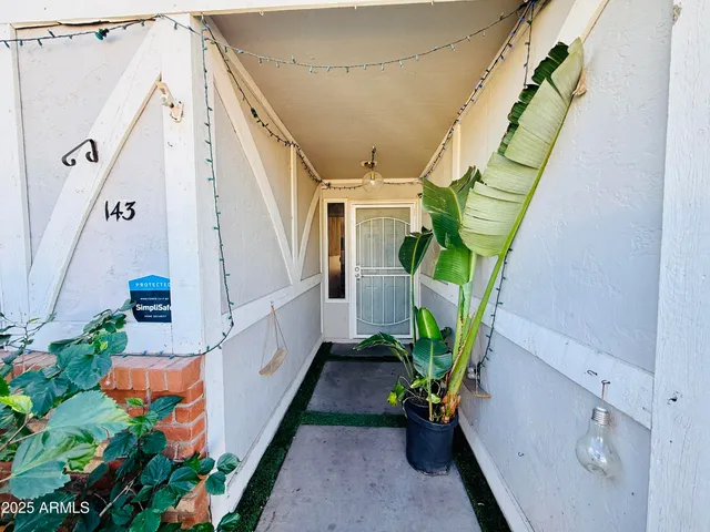 a view of entryway with a front door