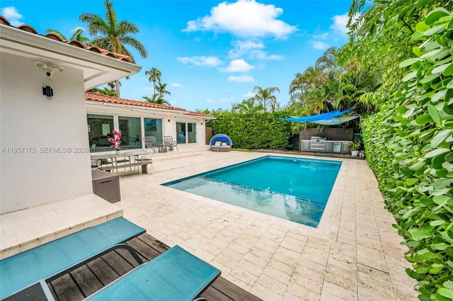 a view of yard with tree and green space