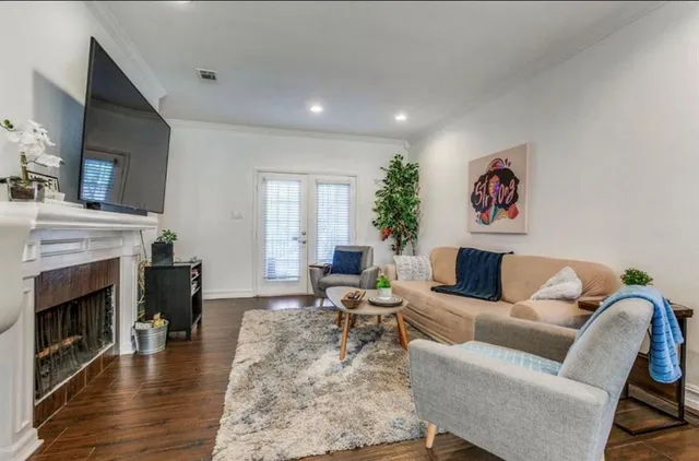 $1,900 | 3550 Country Square Drive, Unit 109, Carrollton, TX 75006