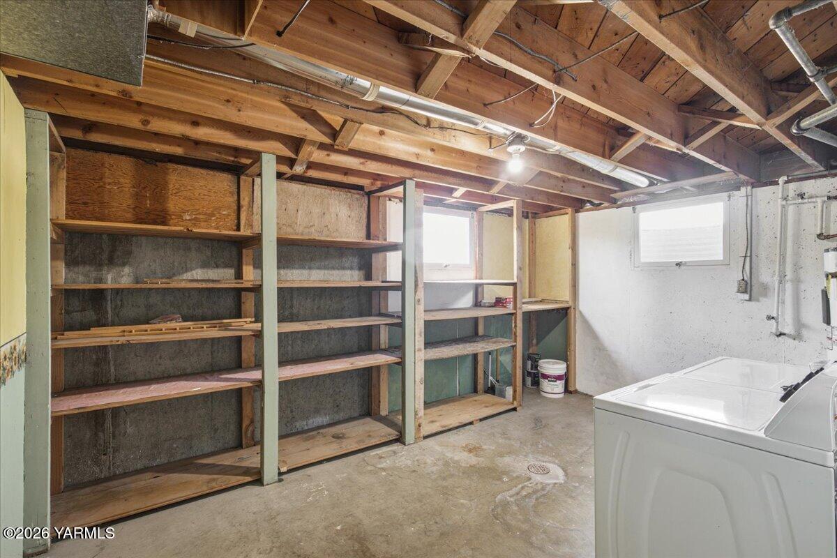 111 Sunset Way Zillah, WA 98953 - Photo 30 of 44 Large laundry/storage room