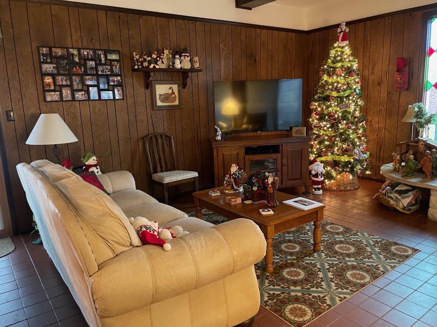 2004 Wall Street Murphysboro, IL 62966 - Photo 12 of 30 a living room with furniture and a flat screen tv