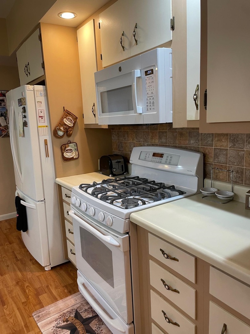 2004 Wall Street Murphysboro, IL 62966 - Photo 16 of 30 a stove top oven sitting inside of a kitchen
