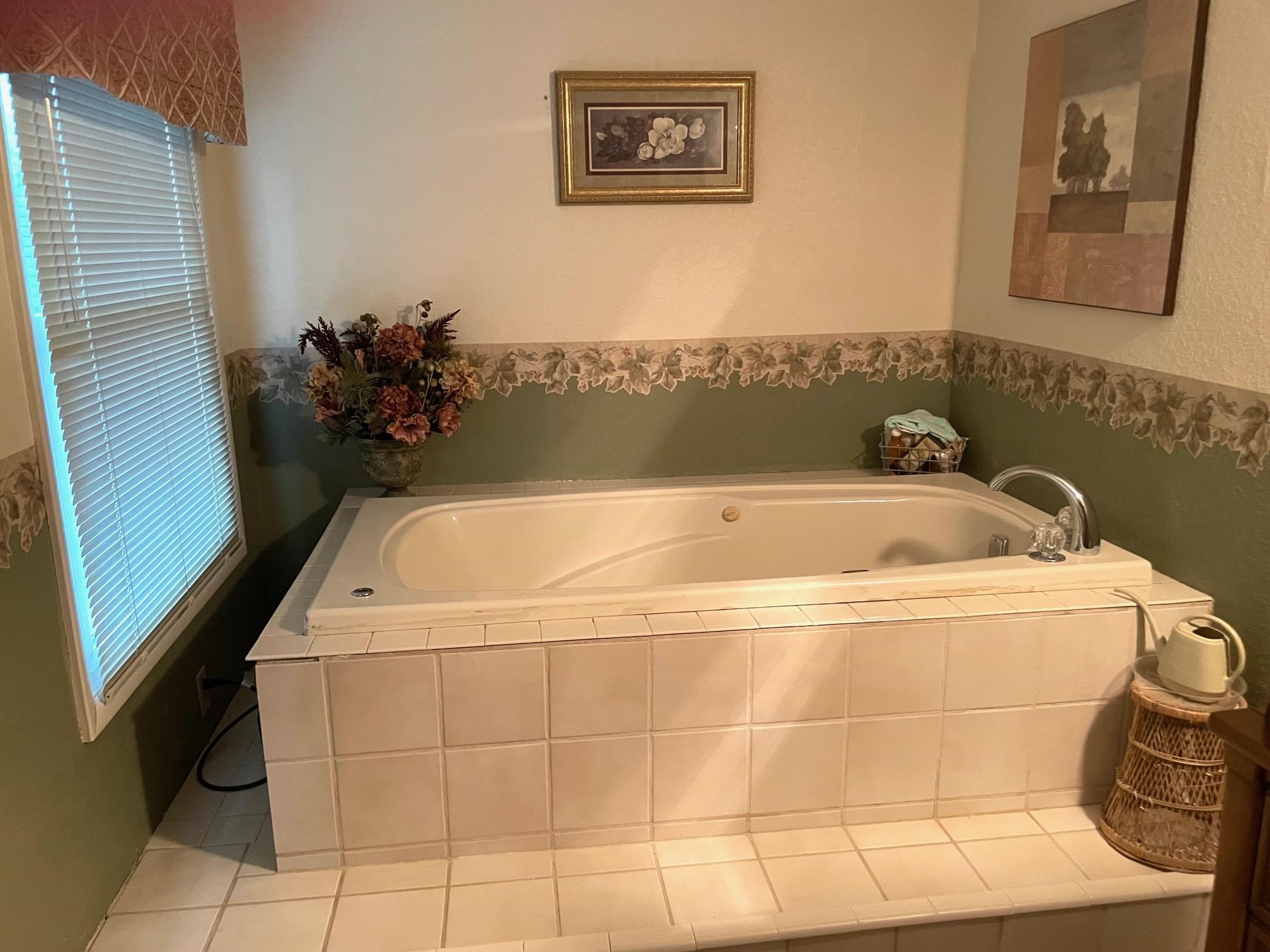 2004 Wall Street Murphysboro, IL 62966 - Photo 25 of 30 a bathroom with a bathtub