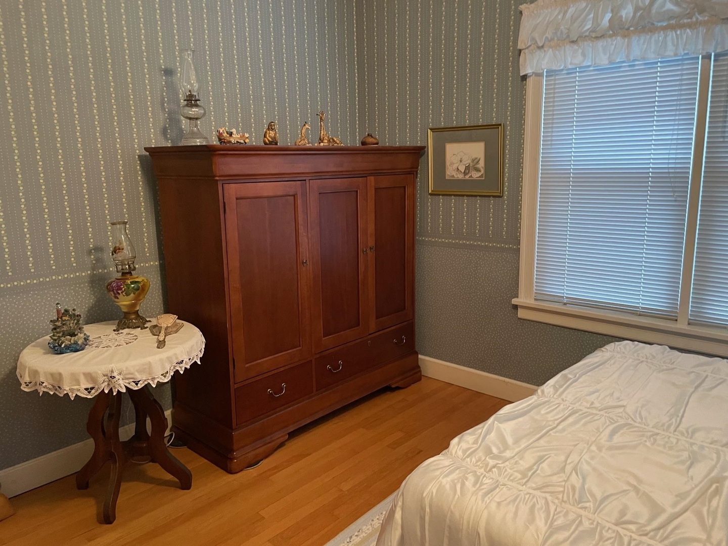 2004 Wall Street Murphysboro, IL 62966 - Photo 27 of 30 a bedroom with a sink and a mirror