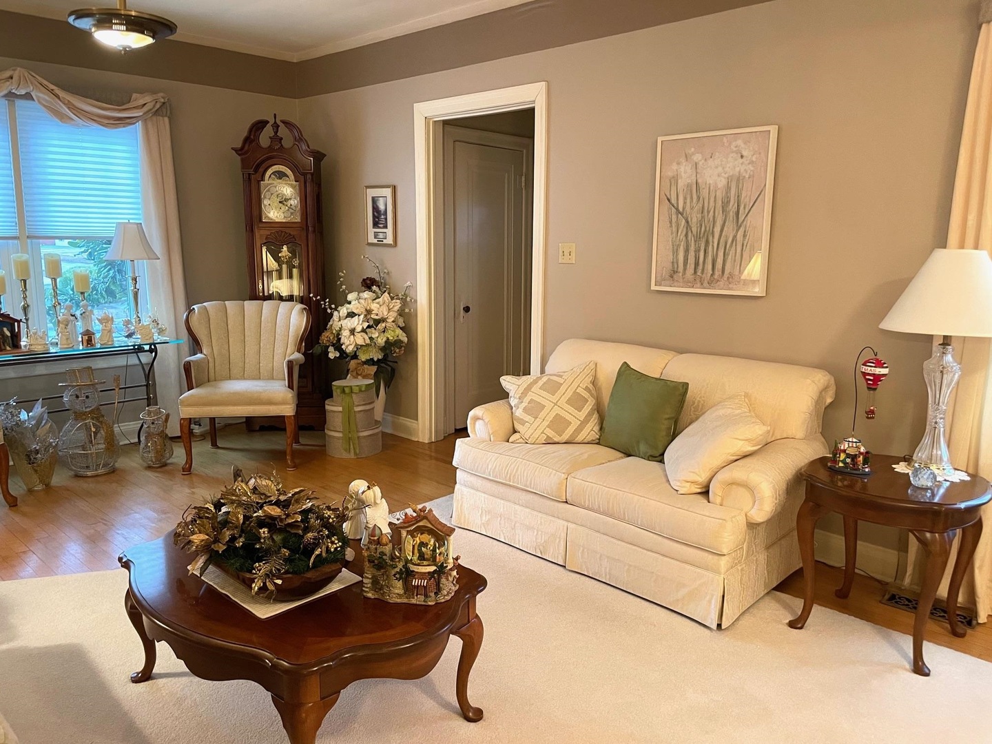 2004 Wall Street Murphysboro, IL 62966 - Photo 4 of 30 a living room with furniture and a chandelier