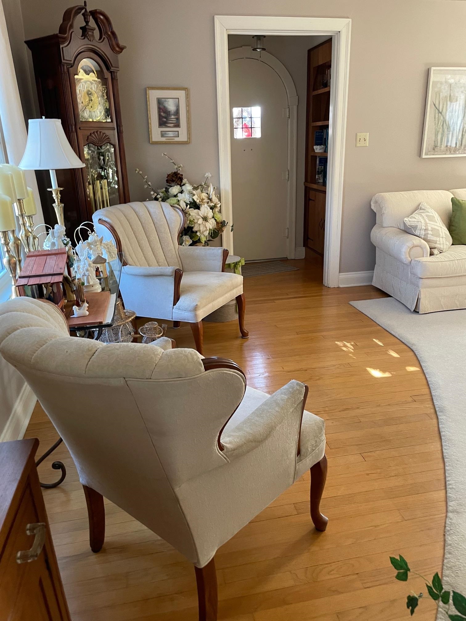 2004 Wall Street Murphysboro, IL 62966 - Photo 7 of 30 a living room with furniture and a mirror