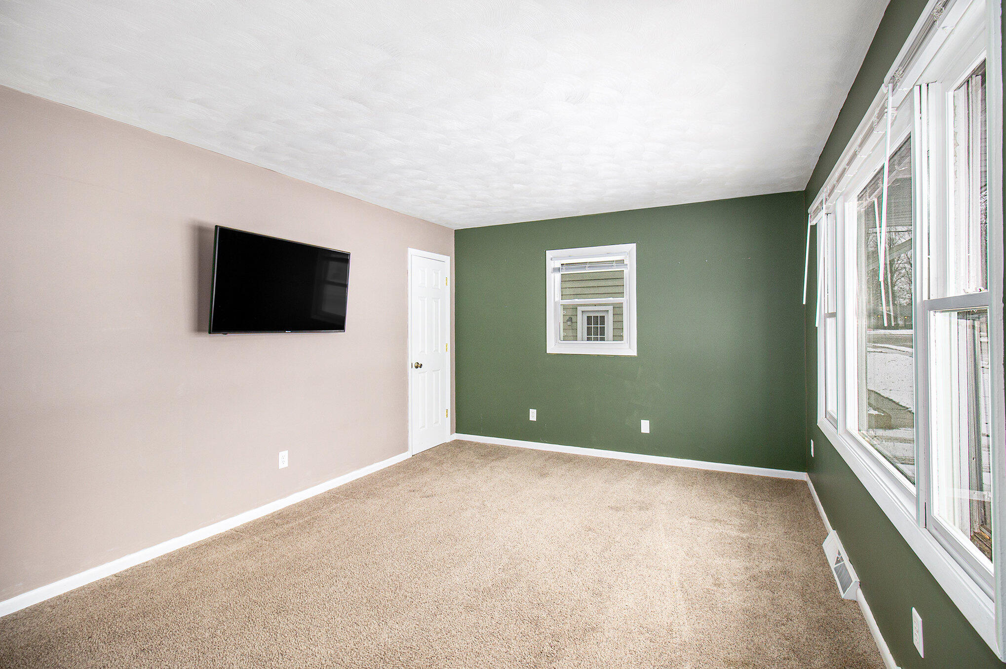 3124 Lawdor Road Lansing, MI 48911 - Photo 6 of 28 006_img_3691_552