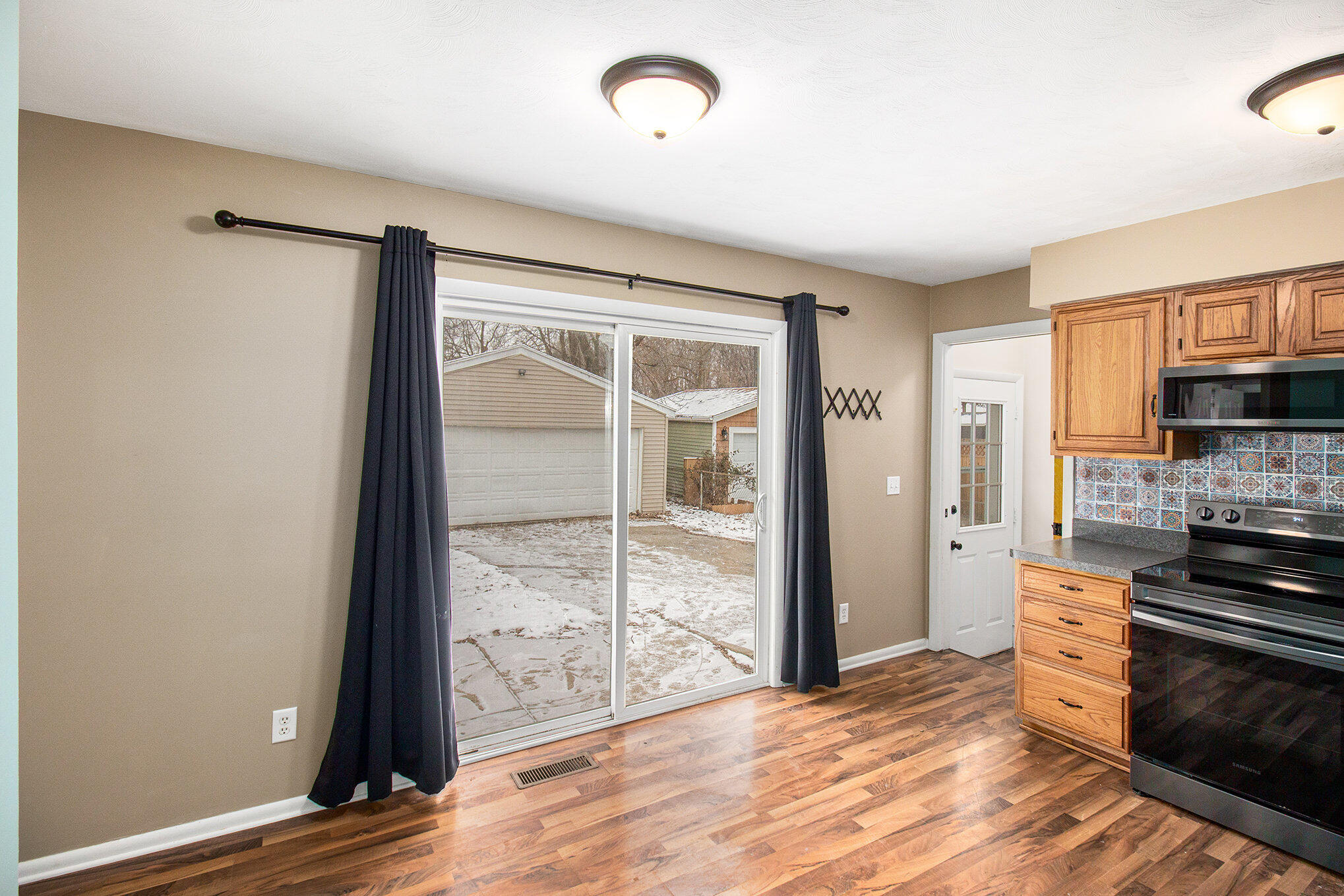 3124 Lawdor Road Lansing, MI 48911 - Photo 9 of 28 009_img_3717_945