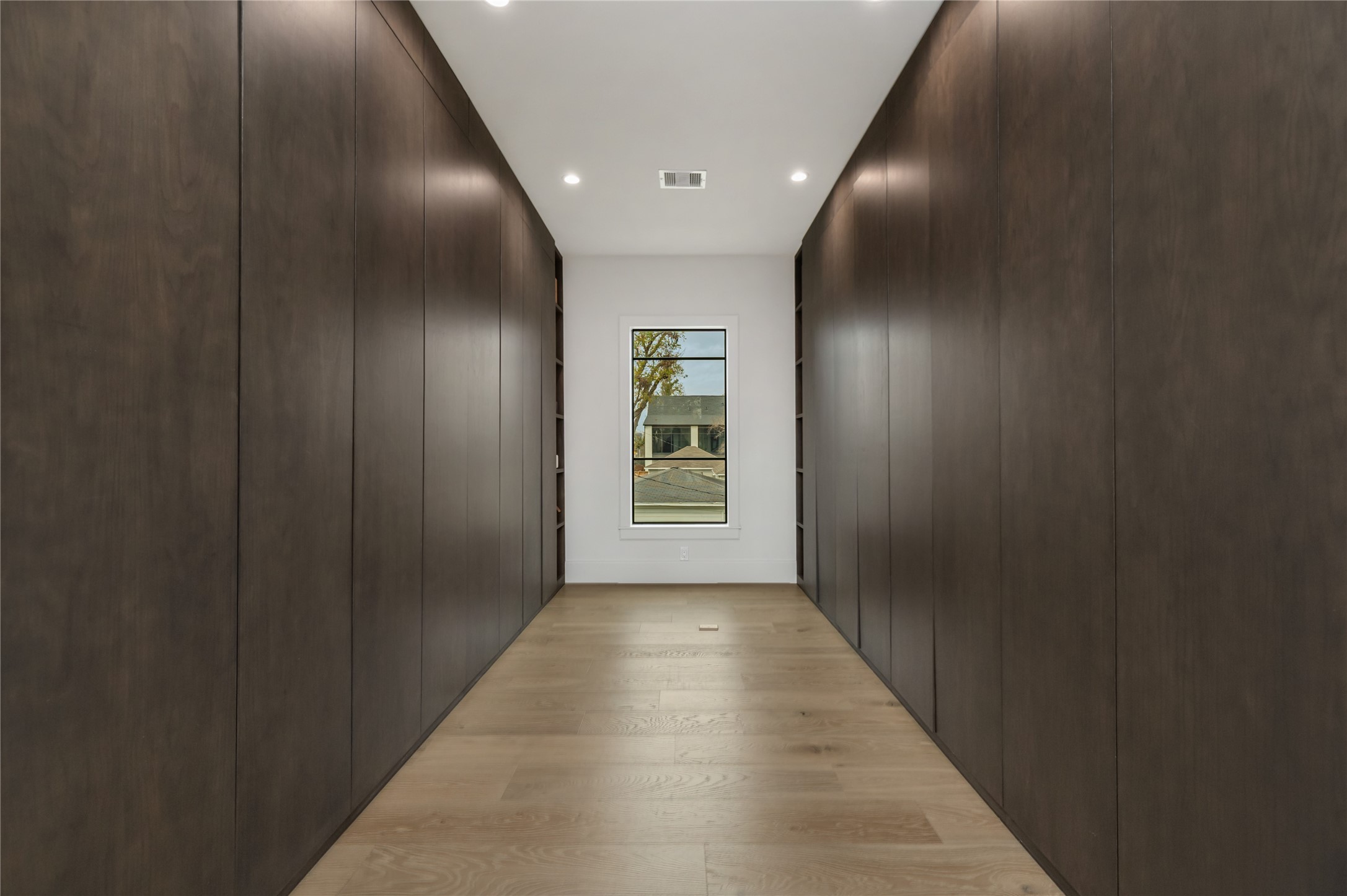 419 West 30th Street Houston, TX 77018 - Photo 27 of 45 a view of hallway with window