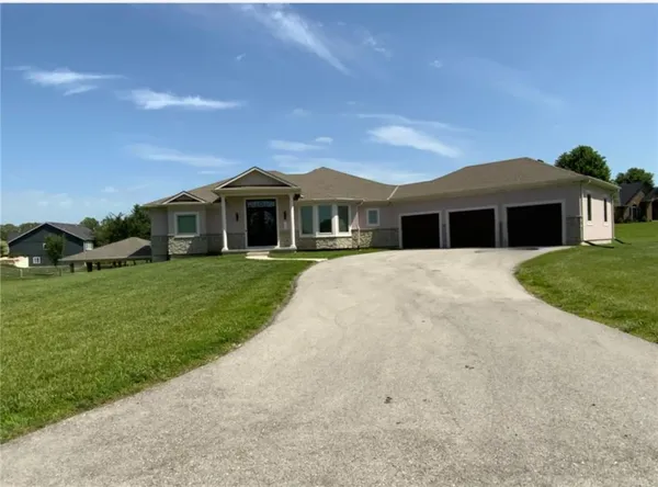 $810,000 | 18144 Evans Road, Tonganoxie, KS 66086