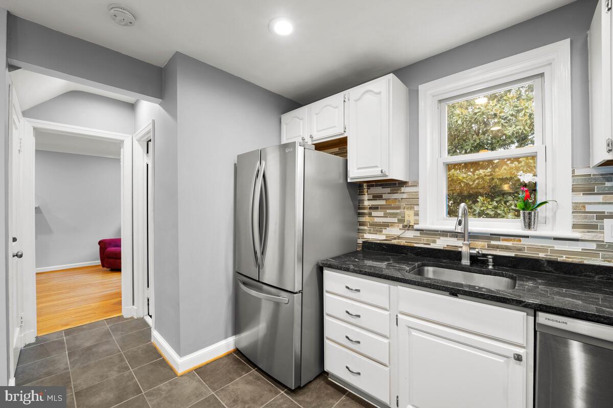 1622 Oakview Drive Silver Spring, MD 20903 - Photo 3 of 28