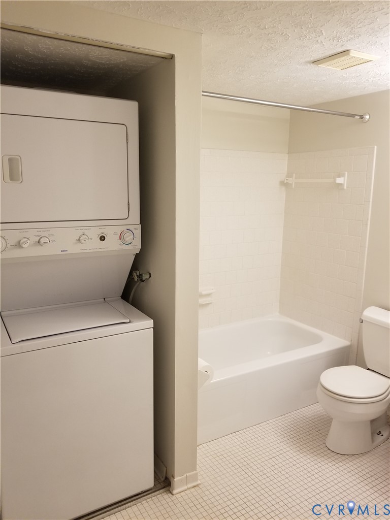 1505 Largo Road, Unit T2 Henrico, VA 23238 - Photo 7 of 7 a bathroom with a toilet and a bathtub