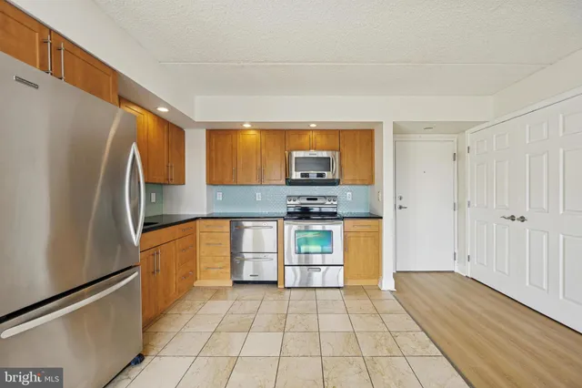 $215,000 | 200 Lombard Street, Unit 820, Philadelphia, PA 19147