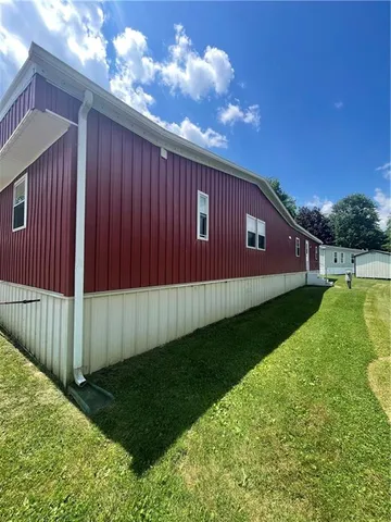 a view of backyard with pathway