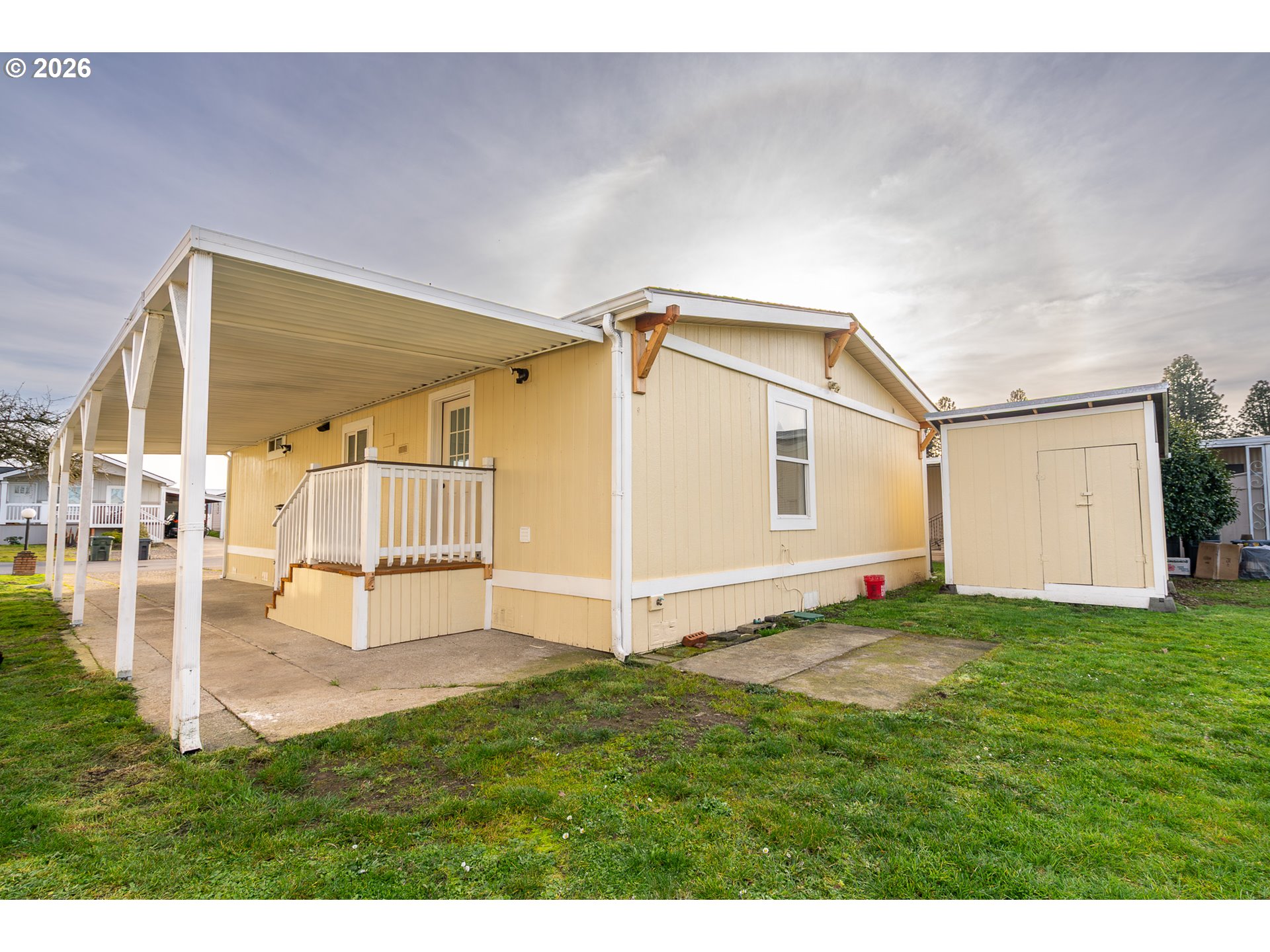 a view of an house with backyard