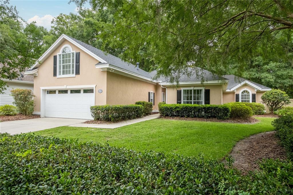 a view of a yard in front of house