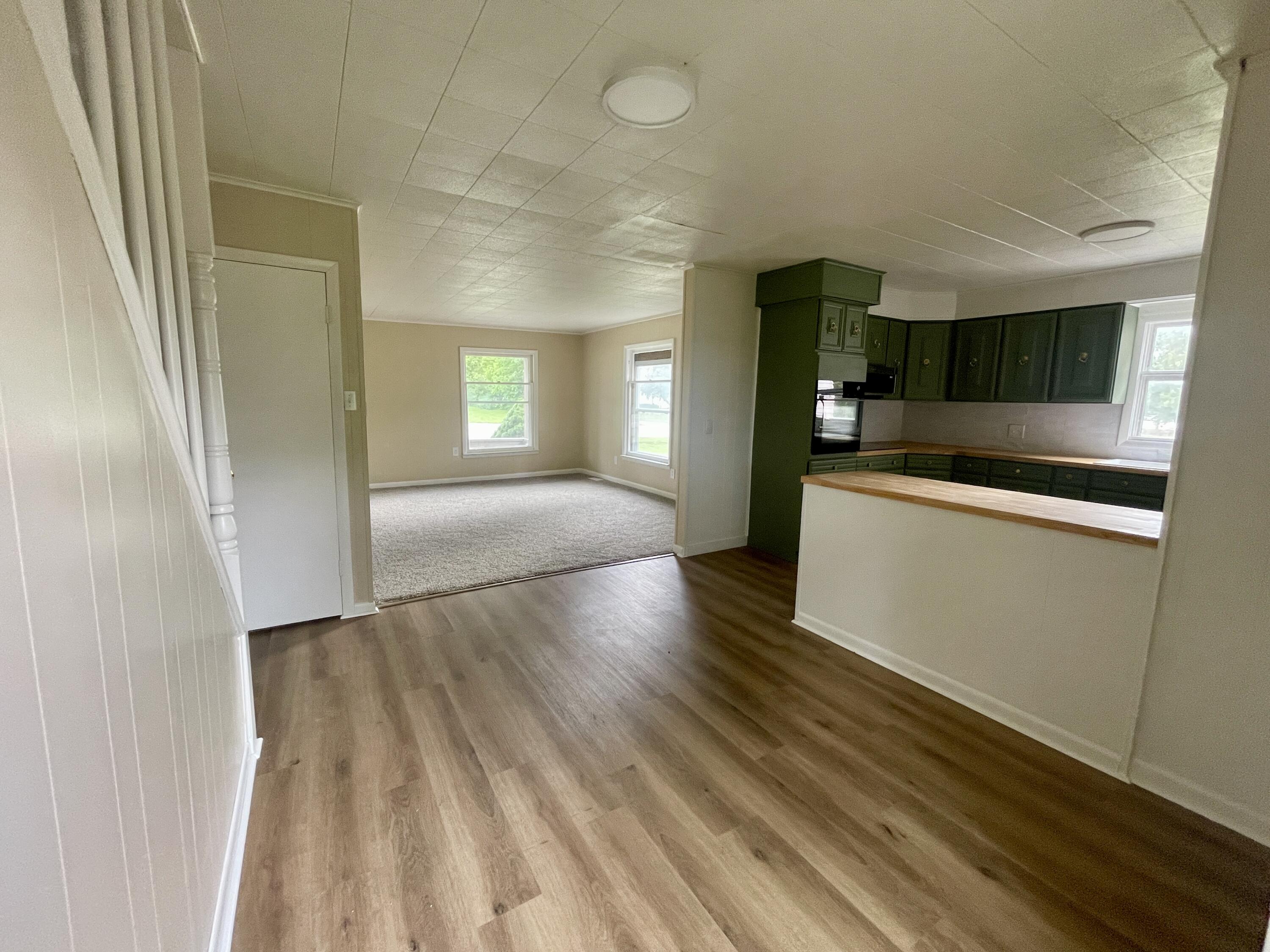 4055 West Monroe Road Alma, MI 48801 - Photo 16 of 31 Dining, Kitchen and Livingrooms
