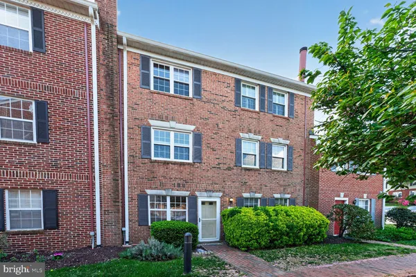 $2,600 | 1625 South Barton Street, Unit 16, Arlington, VA 22204