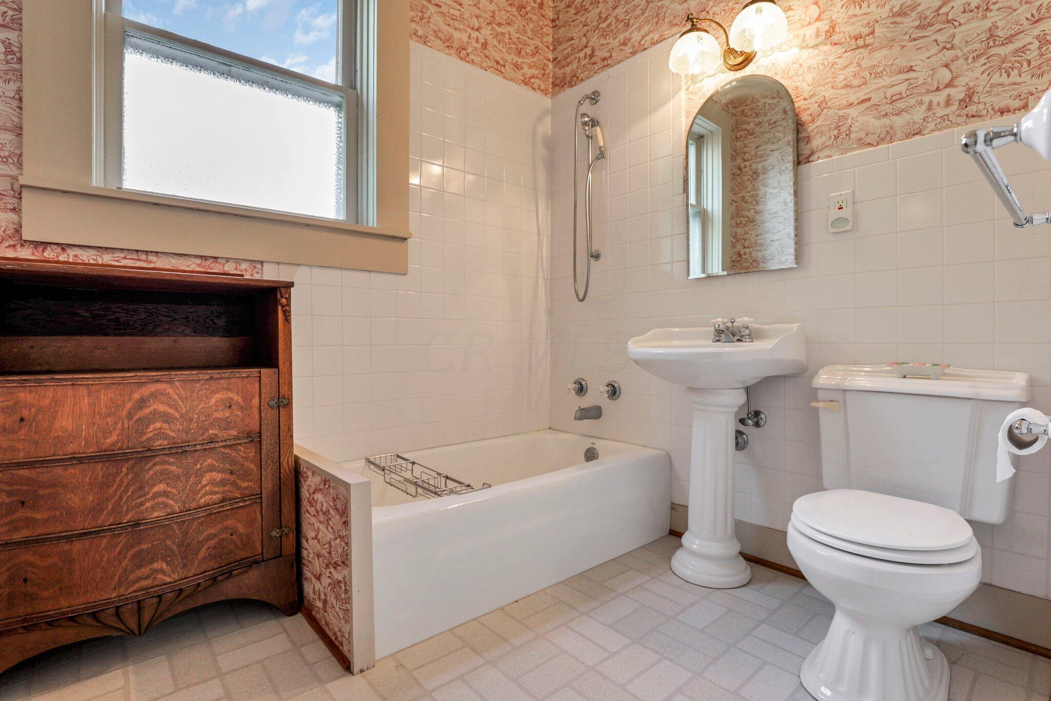 334 Old Columbus Road Springfield, OH 45505 - Photo 39 of 127 Full bath on second floor