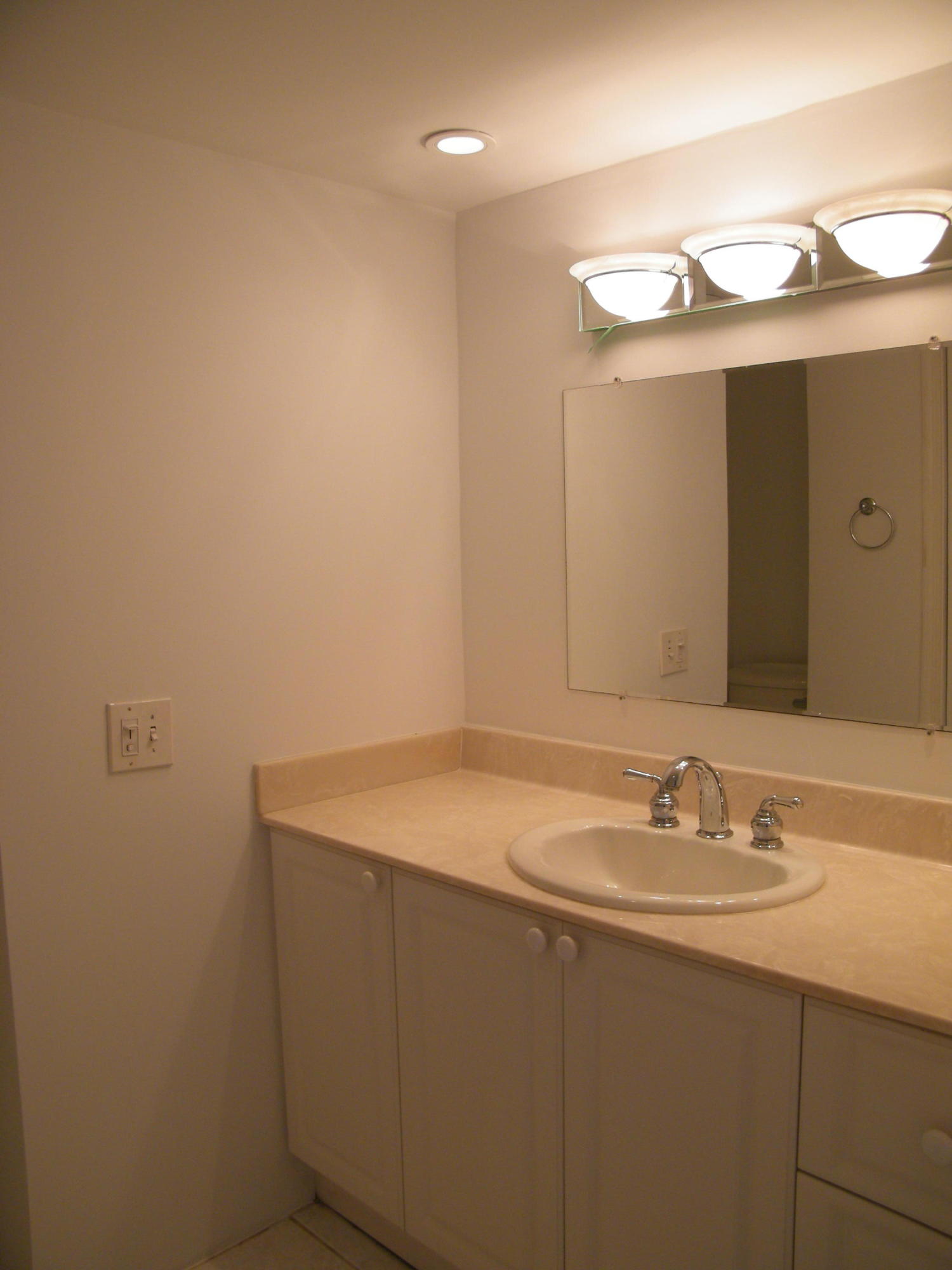 5900 Northeast 7th Avenue, Unit 107S Boca Raton, FL 33487 - Photo 4 of 17 Master bath