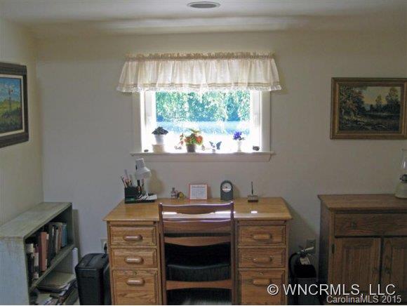 431 Pace Road Hendersonville, NC 28792 - Photo 11 of 24