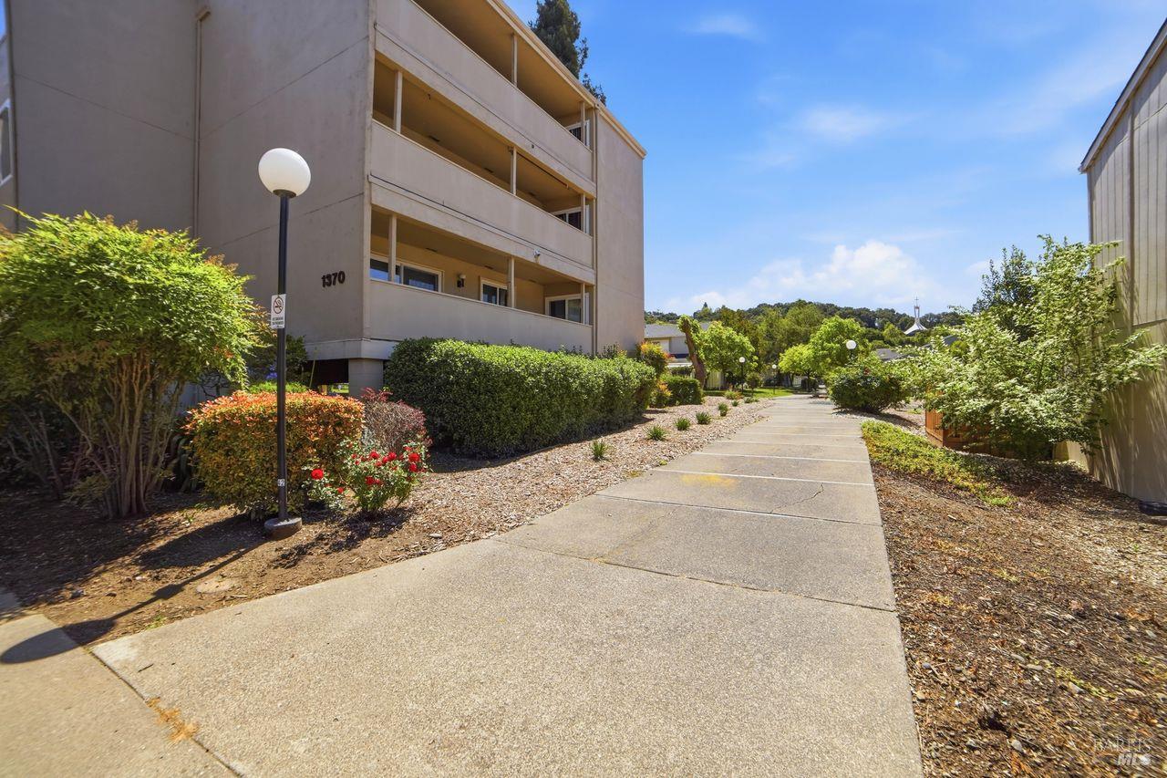1370 Townview Avenue, Unit 202 Santa Rosa, CA 95405 - Photo 36 of 40